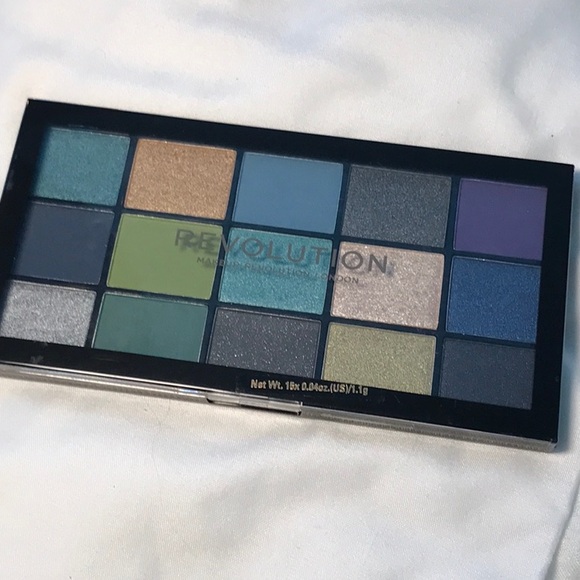 Revolution Blue and Green Eyeshadow Palette Oceanic Hues - Picture 4 of 5